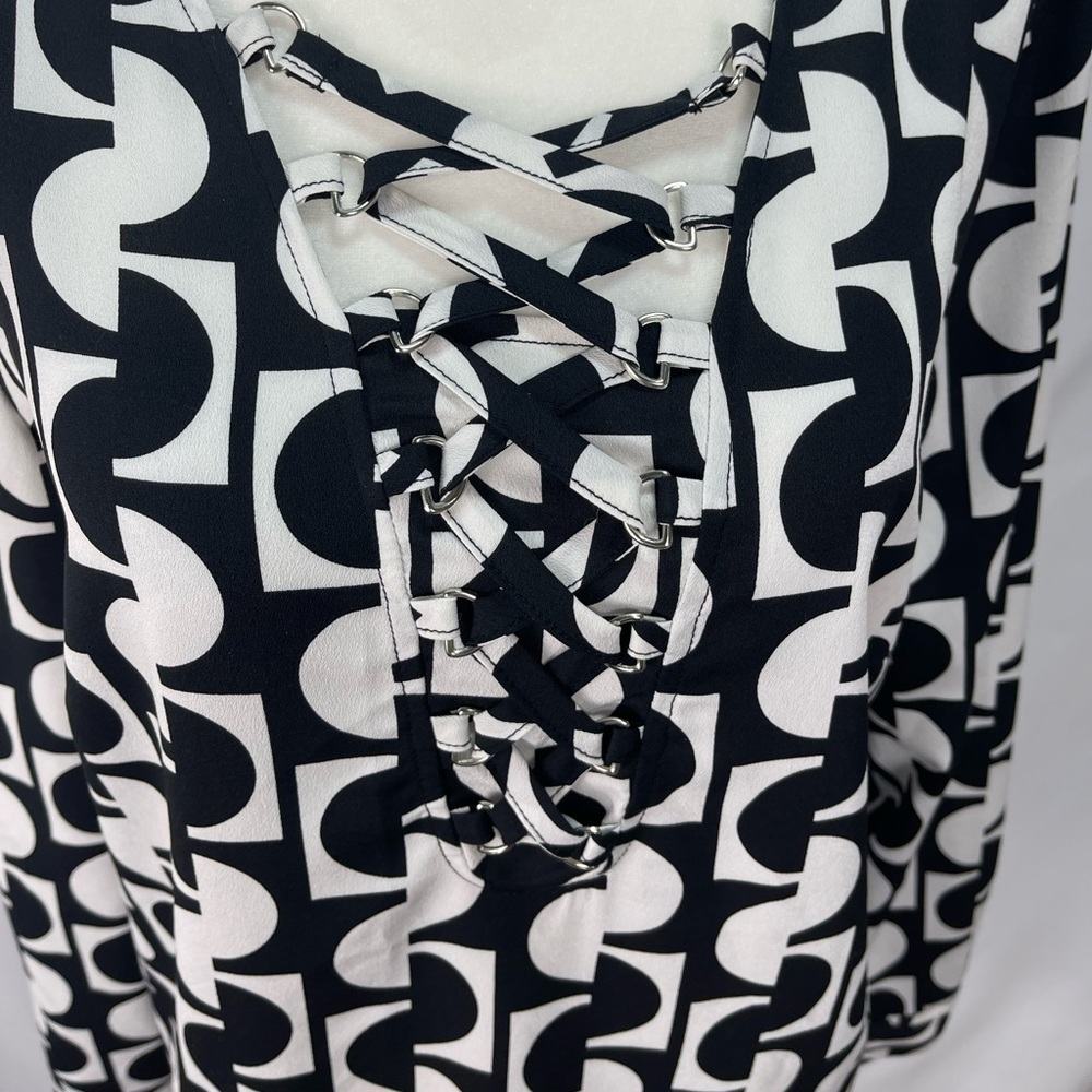 Chico’s geometric print criss cross lace up blouse Chicos size 0 women’s S/4 - Picture 9 of 16